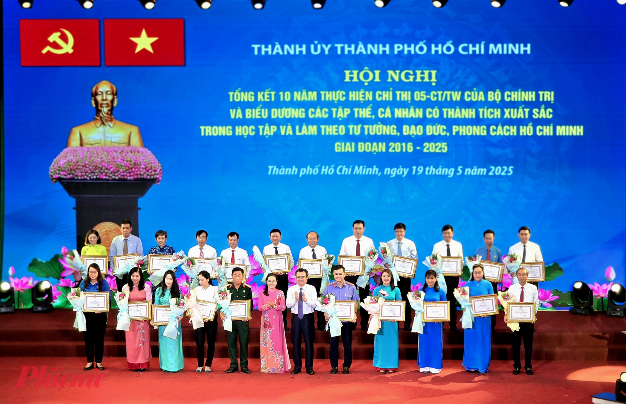 Phó Bí thư Thường trực Thành ủy Nguyễn Thanh Nghị  và Phó Bí thư, Chủ tịch HĐND TOHCM Nguyễn Thị Lệ - trao bằng khen cho các tập thể được tuyên dương tại hội nghị 