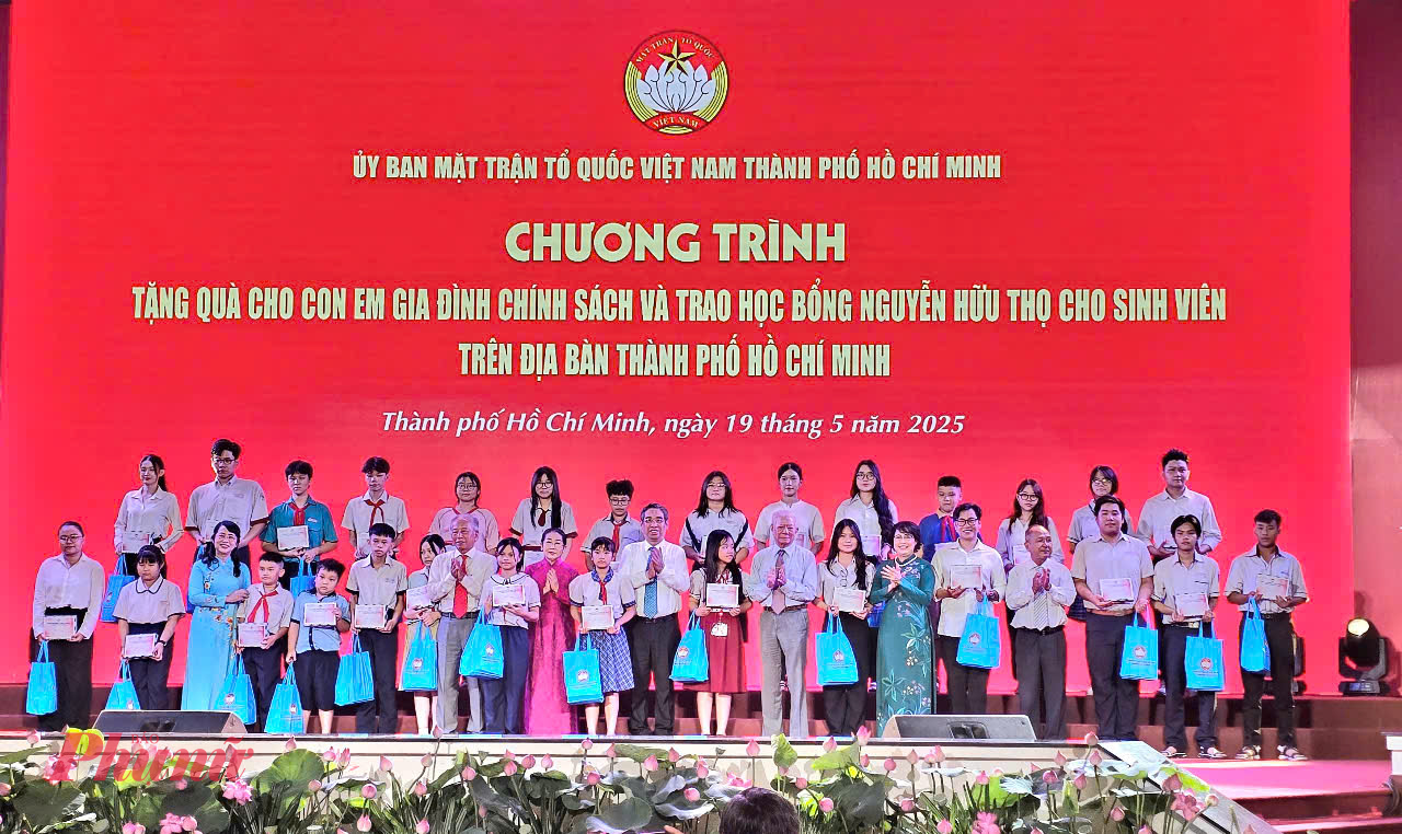 Cũng trong chiều ngày 19/5, Ủy ban MTTQ Việt Nam TPHCM đã tặng quà cho con em gia đình chính sách và trao tặng 33 suất học bổng Nguyễn Hữu Thọ cho sinh viên trên địa bàn TPHCM.