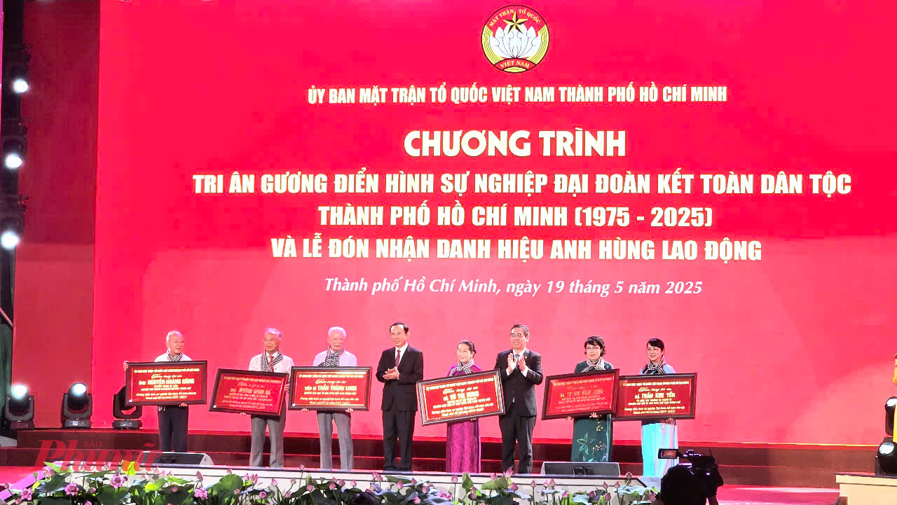 Bí thư Thành ủy TPHCM Nguyễn Văn Nên tặng quà tri ân Chủ tịch Ủy ban MTTQ Việt Nam TPHCM qua các thời kỳ tại hội nghị.