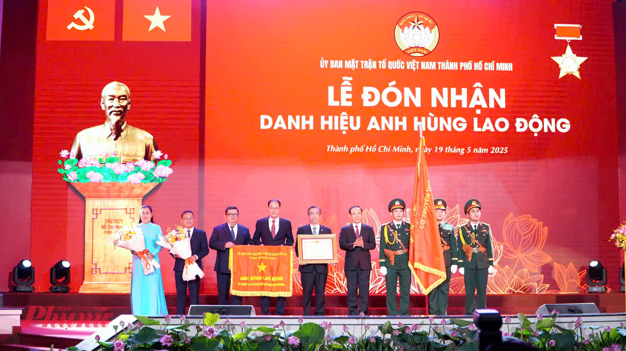 Bí thư Thành ủy TPHCM Nguyễn Văn Nên trao tặng danh hiệu “Anh hùng Lao động” cho Ủy ban MTTQ Việt Nam TPHCM.