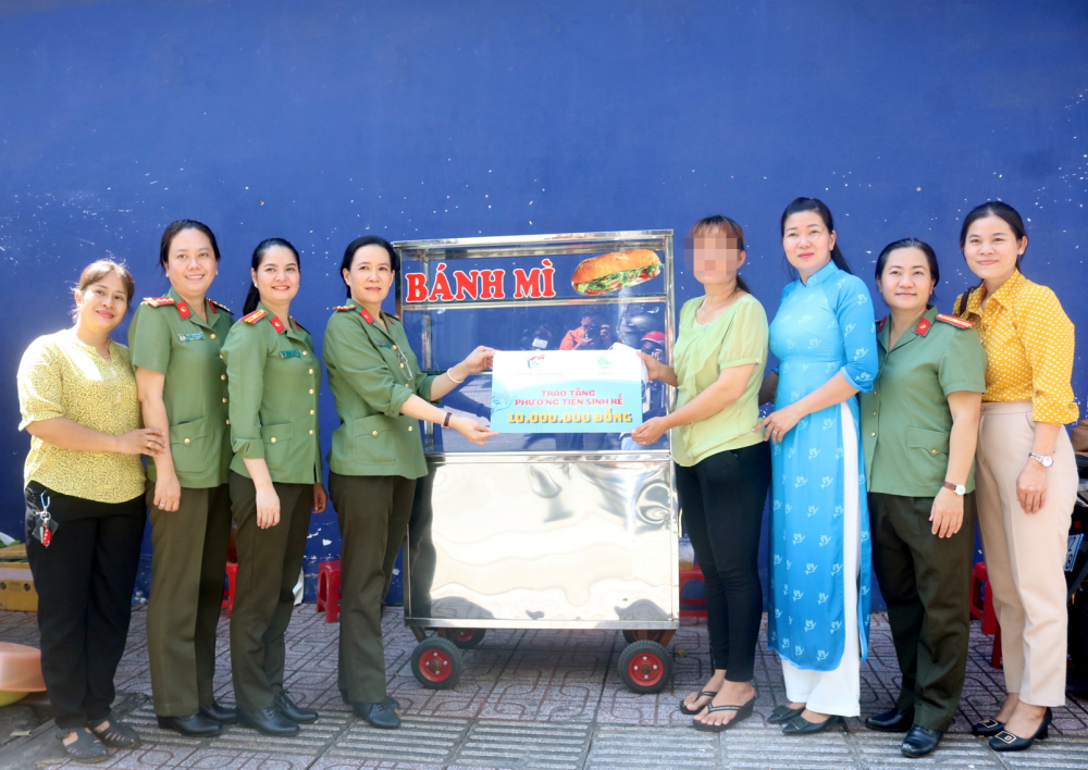 Những nhịp cầu của yêu thương và hy vọng Ngày 30/8/2022, chị C.H. (thứ tư, từ phải qua) được hỗ trợ xe bán bánh mì và vốn làm ăn. Nhờ vậy mà nay cuộc sống gia đình chị đã tốt lên rất nhiều
