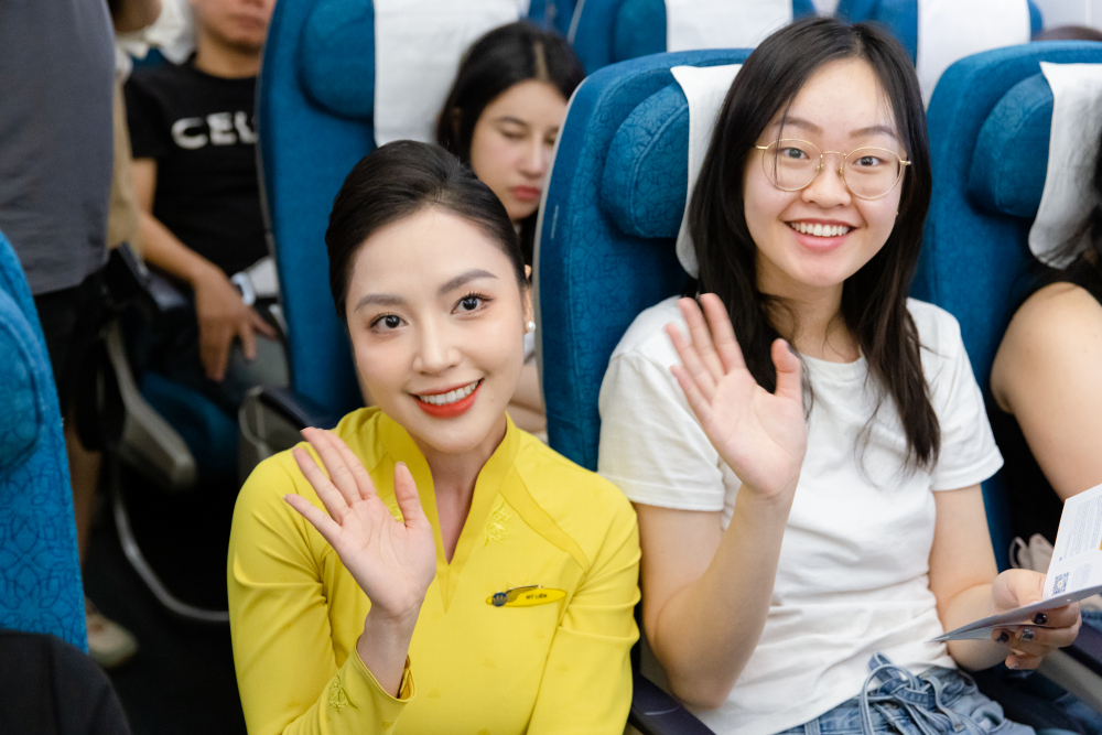 Hiện tại, nữ tiếp viên trưởng củaVietnam Airlines sẽ mặc áo dài màu vàng và màu xanh ngọc cho các tiếp viên còn lại.