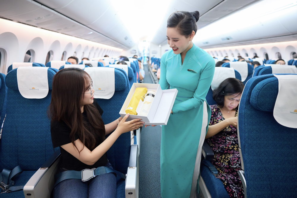Ra mắt từ năm 2015, bộ đồng phục hiện tại với hai gam màu xanh ngọc và vàng, là bước tiến chiến lược trong nhận diện thương hiệu Vietnam Airlines – một hình ảnh thân thiện, thanh lịch và đậm chất Việt Nam. Thiết kế áo dài cách tân, và được nhận diện bằng các chi tiết có ý nghĩa như cổ áo chữ V, logo hoa sen đặc trưng của thương hiệu. Mẫu đồng phục này đã đưa giúp Vietnam Airlines lọt vào Top 3 giải thưởng “Hãng hàng không có đồng phục đẹp nhất thế giới do Cabin crew 2024 đánh giá.