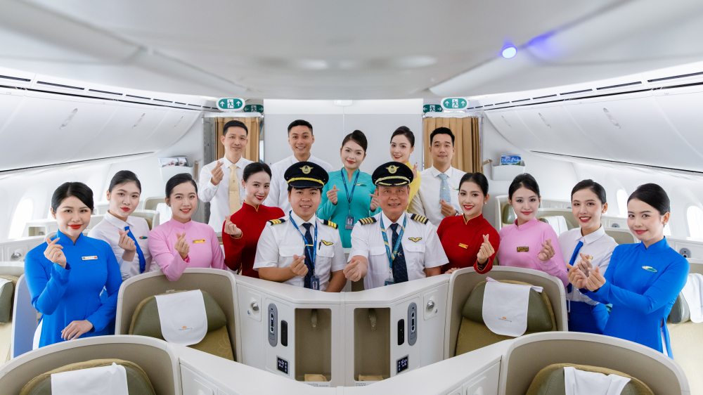 Mỗi bộ đồng phục là một câu chuyện kể bằng hình ảnh – về những nỗ lực, khát vọng và sự tận tụy của đội ngũ tiếp viên Vietnam Airlines. Từ quá khứ đến hiện tại, những tà áo dài không chỉ làm nổi bật vẻ đẹp của người phụ nữ Việt mà còn thể hiện tinh thần phục vụ tận tâm, bản lĩnh và lòng tự hào nghề nghiệp.