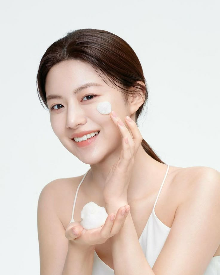 Da không được làm sạch kỹ càng và dưỡng ẩm đầy đủ sẽ tạo điều kiện cho dầu thừa và bụi bẩn tích tụ, khiến lớp nền khó bám hay thậm chí là tuột nền. Việc dưỡng da đúng cách bao gồm: tẩy da chết, rửa mặt sạch, sử dụng toner không cồn để cân bằng và thoa serum dưỡng ẩm nhẹ nhàng giúp da có độ ẩm vừa phải, tạo nền tảng vững chắc cho lớp trang điểm. Đây cũng là cách giữ cho da không bị cakey hay bong tróc khi tiếp xúc với nhiệt độ cao.