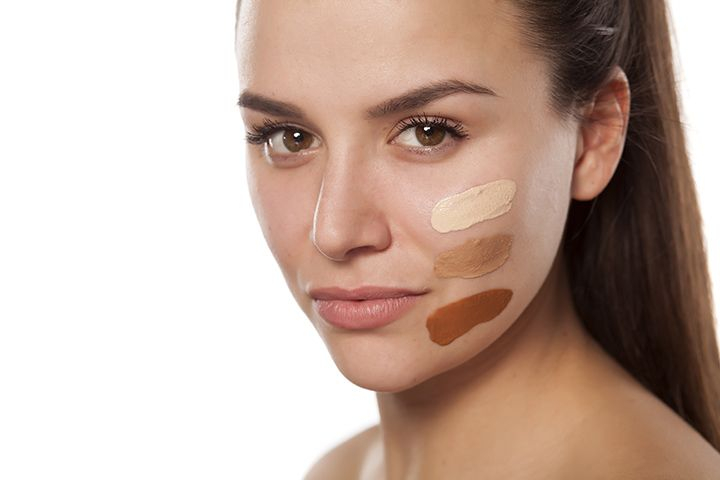Kem nền quá dày không những gây cảm giác nặng nề mà còn rất dễ chảy dưới tác động của mồ hôi và dầu. Việc chọn sai tông màu nền càng làm lộ rõ khuyết điểm trên bề mặt da, khiến khuôn mặt kém hài hòa và thiếu tự nhiên. Nên ưu tiên kem nền dạng lỏng, có kết cấu nhẹ, finish satin hoặc semi-matte, đồng thời dặm từng lớp mỏng bằng bông mút ẩm để tạo hiệu ứng căng bóng và mịn lì. Thử màu nền ở vùng quai hàm giúp đảm bảo tông phù hợp với da mặt và cổ.
