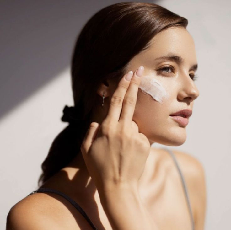 Bỏ qua bước chống nắng khiến làn da dễ bị tổn thương dưới tác động của tia cực tím, từ đó gia tăng tiết dầu, khiến lớp trang điểm bị nứt nẻ. Tuy nhiên, kem có kết cấu quá đặc hoặc chứa nhiều dầu, lại gây bí da, dễ làm trượt nền và tạo cảm giác bóng nhờn khó chịu. Giải pháp tối ưu là sử dụng kem chống nắng dạng gel hoặc sữa có kết cấu nhẹ, không chứa dầu, thấm nhanh, giúp bảo vệ làn da hiệu quả mà vẫn đảm bảo lớp trang điểm luôn ổn định và khô thoáng.