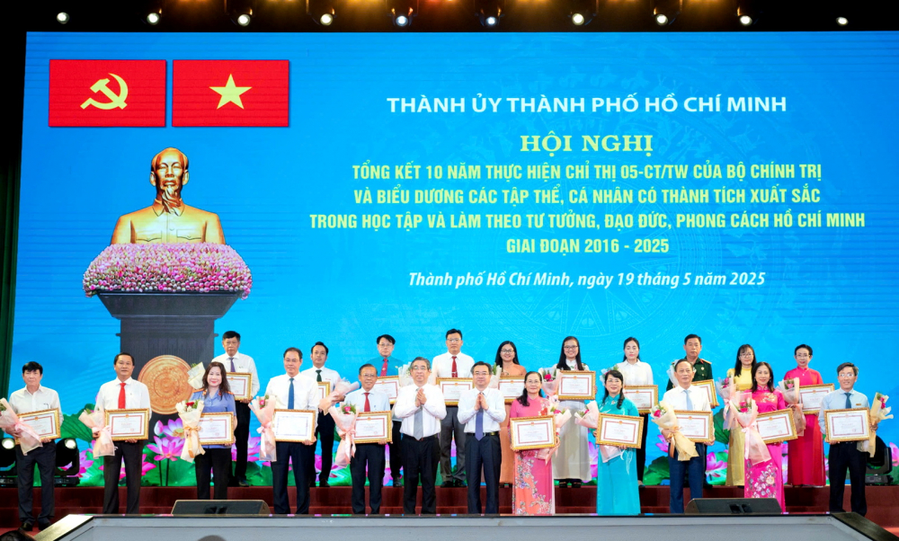Sống và học theo Bác vì một TPHCM nhân văn, sáng tạo, nghĩa tình Lãnh đạo TPHCM trao bằng khen cho các cá nhân có thành tích xuất sắc trong học tập và làm theo tư tưởng, đạo đức, phong cách Hồ Chí Minh giai đoạn 2016-2025