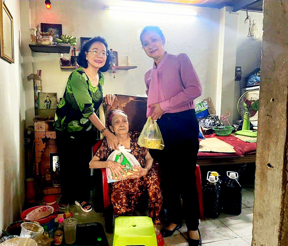 Sống và học theo Bác vì một TPHCM nhân văn, sáng tạo, nghĩa tình Bà Phương Ngọc Hạnh (bìa trái) đến thăm những hoàn cảnh khó khăn