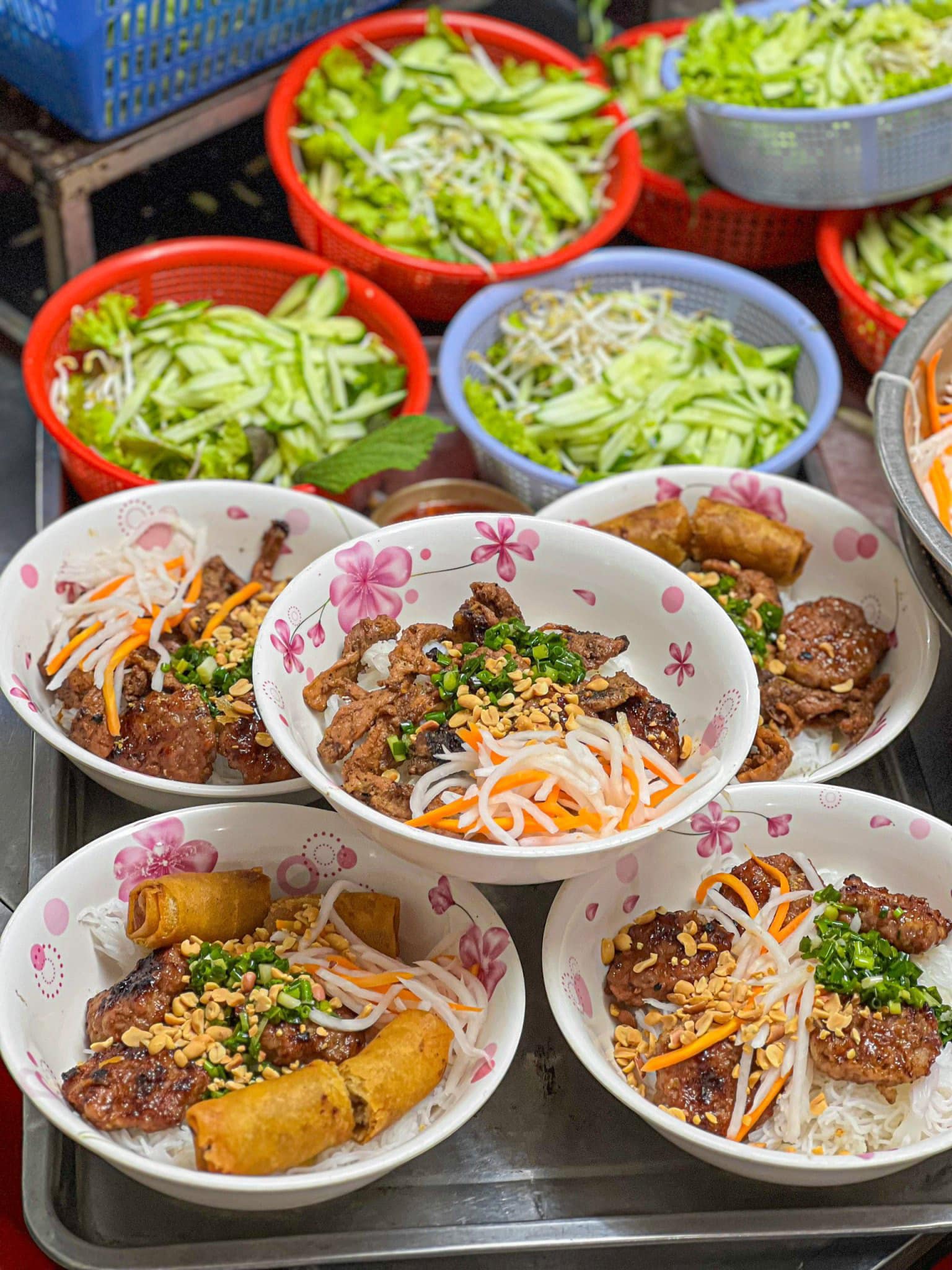 Giản dị như chính cái tên, Bún thịt nướng Hải Đăng ở Chấn Hưng (Tân Bình) mang đến hương vị mộc mạc, thân quen mà ai ăn một lần cũng nhớ mãi. Thịt nướng thơm phức, ướp khéo, nướng xém cạnh nhưng vẫn mềm ngọt bên trong. Chả giò giòn rụm, đậm đà. Chan thêm chút nước mắm pha chua ngọt, ăn kèm rau sống mát rượi, bún thịt nướng bỗng trở thành món ngon khiến buổi trưa chợt dễ chịu hơn. Quán nhỏ, thoáng và nhanh nhẹn – một lựa chọn không thể thiếu cho dân văn phòng yêu món ăn Việt đúng nghĩa.Địa chỉ: 149 Chấn Hưng, Q.Tân Bình, TP.HCMGiờ mở cửa: 10:00 – 22:00 Giá: 20.000 – 30.000 đồng