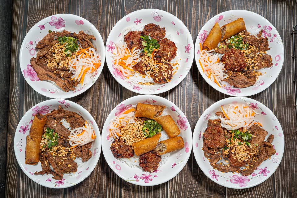 Giản dị như chính cái tên, Bún thịt nướng Hải Đăng ở Chấn Hưng (Tân Bình) mang đến hương vị mộc mạc, thân quen mà ai ăn một lần cũng nhớ mãi. Thịt nướng thơm phức, ướp khéo, nướng xém cạnh nhưng vẫn mềm ngọt bên trong. Chả giò giòn rụm, đậm đà. Chan thêm chút nước mắm pha chua ngọt, ăn kèm rau sống mát rượi, bún thịt nướng bỗng trở thành món ngon khiến buổi trưa chợt dễ chịu hơn. Quán nhỏ, thoáng và nhanh nhẹn – một lựa chọn không thể thiếu cho dân văn phòng yêu món ăn Việt đúng nghĩa.Địa chỉ: 149 Chấn Hưng, Q.Tân Bình, TP.HCMGiờ mở cửa: 10:00 – 22:00 Giá: 20.000 – 30.000 đồng