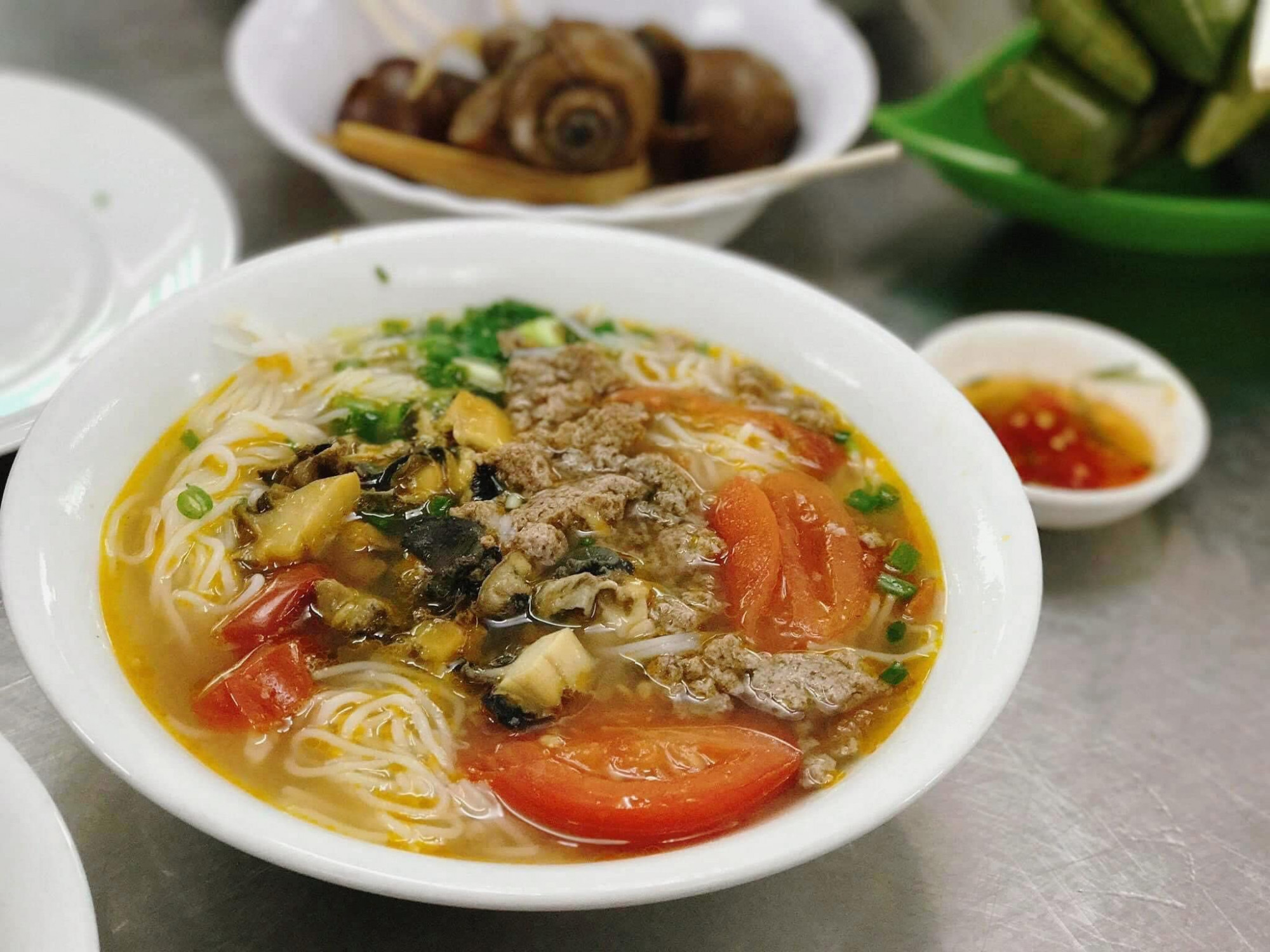 Ghé quán Bún ốc Thanh Hải trên đường Kỳ Đồng (Q.3), thực khách như được đưa về một sáng thu Hà Nội – trong veo và thanh mát. Nước dùng trong, ngọt nhẹ từ xương ninh kỹ, điểm thêm vị chua dịu từ cà chua và giấm bỗng. Ốc tươi giòn, đầy đặn, bún mềm, rau sống xanh mướt. Ăn một muỗng đã thấy lòng nhẹ tênh giữa cái oi nồng buổi trưa Sài Gòn. Quán không quá rộng nhưng sạch sẽ, gọn gàng, nhân viên thân thiện – một điểm dừng lý tưởng để làm dịu dạ dày và cả tâm trạng. Địa chỉ: 12 Kỳ Đồng, Q.3, TP.HCM Giờ mở cửa: 07:00 – 21:00Giá: 35.000 – 40.000 đồng