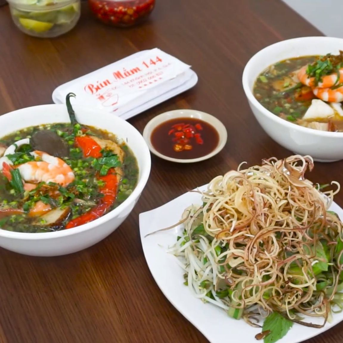 Giữa trưa nắng Sài Gòn, gọi một phần bún mắm 144 Khánh Hội về văn phòng là cách đổi gió vừa tiện vừa ngon.