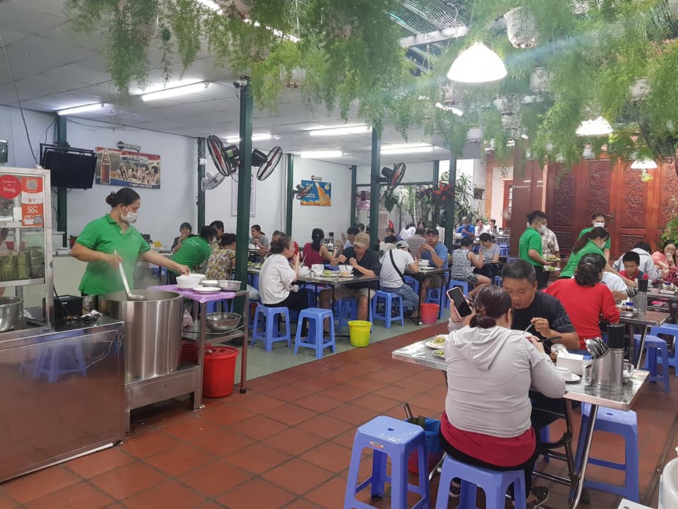 Bún bò Huế Hạnh – Hương vị Huế giữa những trưa Sài Gòn nắng gắt  Giữa lòng thành phố tấp nập, quán nhỏ trên đường Bành Văn Trân như một góc Huế lặng thầm, mang đến tô bún bò đậm đà, thơm thoảng mùi sả và ớt, khiến người ta vừa húp muỗng nước đầu tiên đã thấy lòng dịu lại. Từng miếng thịt bò mềm, chả cua dai ngọt, chan hòa trong thứ nước dùng đỏ au, cay nhẹ mà nồng nàn. Rau sống tươi xanh, sắp gọn bên cạnh, như một mảng mát lành cho buổi trưa oi ả. Không gian tuy giản dị nhưng sạch sẽ và ấm cúng, phục vụ nhanh nhẹn – đủ để dân văn phòng tranh thủ tìm về một bữa trưa vừa ngon vừa êm dịu.  Địa chỉ: 135 Bành Văn Trân, P.7, Q.Tân Bình, TP.HCM Giờ mở cửa: 06:30 – 13:30 | 16:00 – 21:30Giá: 35.000 – 50.000 đồng