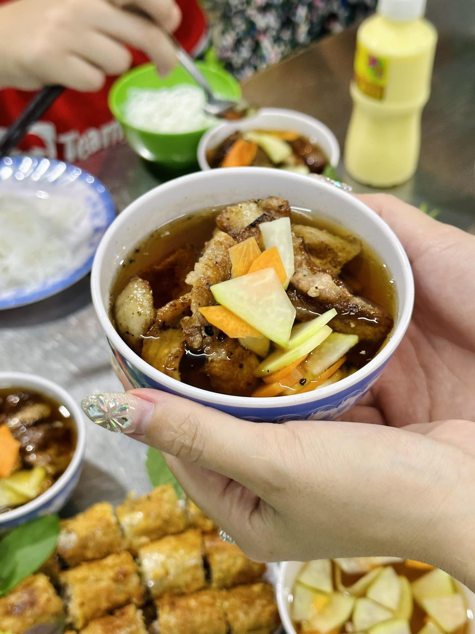 Bún chả Xuân Tứ gợi nhớ những buổi trưa Hà Nội nắng nhẹ, khi mùi thịt nướng dậy lên quyện trong gió. Chả viên tròn trịa, thơm nức, thịt lát nướng vàng óng, thấm vị đậm đà, thả vào chén nước mắm pha chua ngọt thanh thanh. Ăn kèm bún tươi, ít rau sống và vài lát đu đủ giòn giòn, mọi thứ hòa quyện vừa đủ, nhẹ nhàng mà đầy dư vị. Không gian nhỏ nhưng chỉn chu, phục vụ nhanh gọn, là nơi để dân văn phòng tìm chút bình yên và hương vị Bắc giữa nhịp sống gấp gáp. Địa chỉ: 26A Bùi Thị Xuân, P.2, Q.Tân Bình, TP.HCM Giờ mở cửa: 10:00 – 22:00 Giá: 30.000 – 50.000 đồng