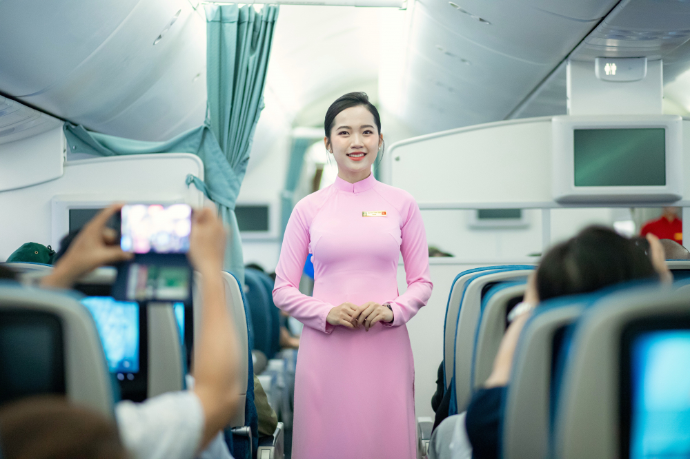 Năm 1994, áo dài hồng trở thành đồng phục duy nhất của các nữ tiếp viên hàng không Vietnam Airlines. Mẫu đồng phục tạo nên sự trang nhã, tôn vinh vẻ đẹp người phụ nữ và văn hóa Việt Nam.