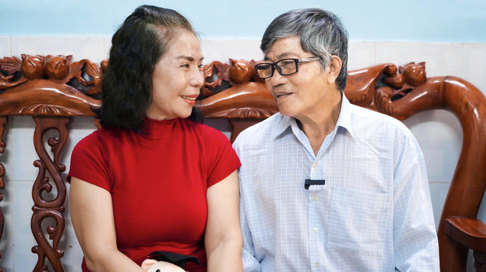 Câu chuyện tình yêu: Người có tình rồi sẽ về bên nhau Ông Lý và bà Nguyệt vui sống bên nhau ở tuổi ngoài 60 - Ảnh: Nhã Chân