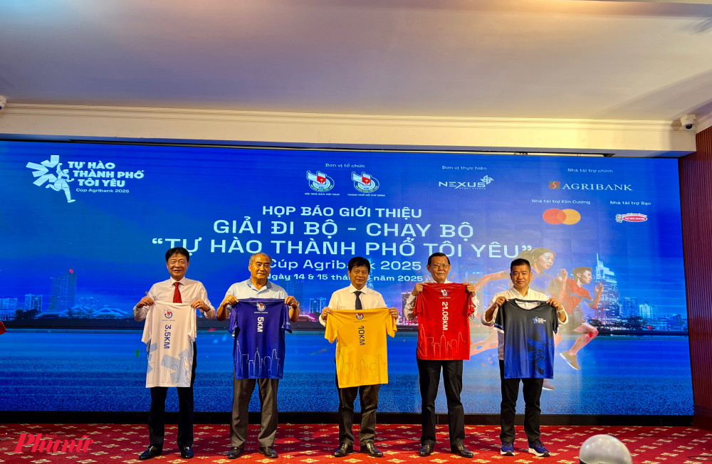 Ban tổ chức công bố áo chạy của các vận động viên tại giải đi bộ - chạy bộ Tự hào Thành phố tôi yêu. Ảnh: Quốc Thái