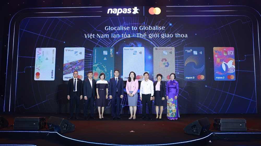 Lãnh đạo NAPAS, Mastercard và đại diện 6 ngân hàng phát hành thẻ đồng thương hiệu chụp ảnh lưu niệm - Ảnh: Agribank