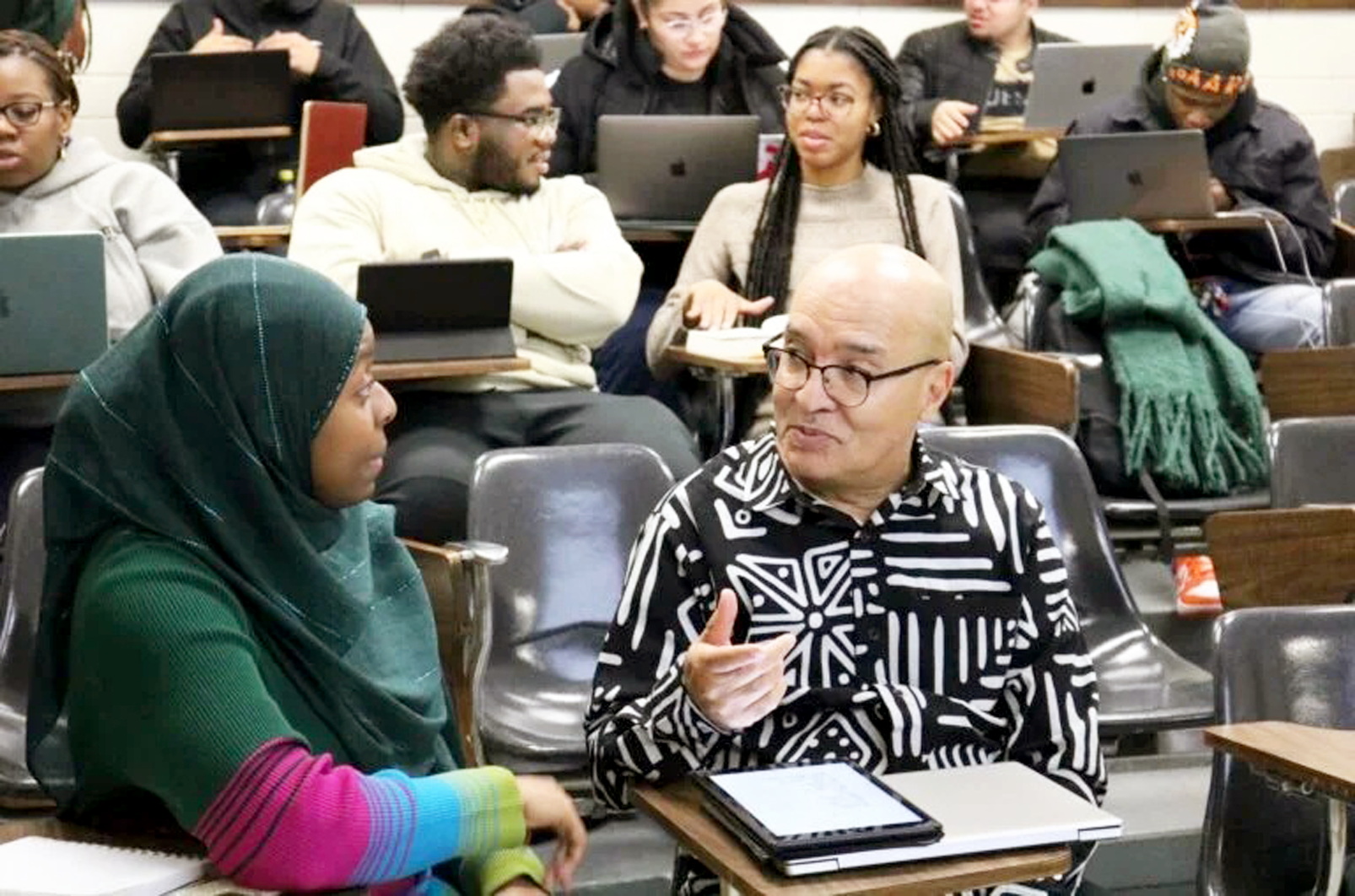 Ông James Evans trên giảng đường Đại học Rutgers - Newark (bang New Jersey, Mỹ) - ẢNH: NORA LUONGO (Đại học Rutgers-Newark)