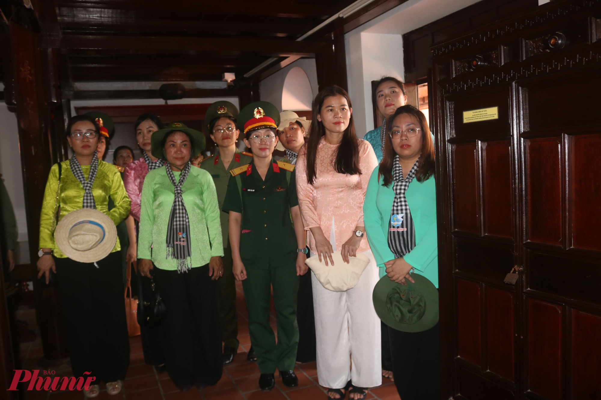 Các chị em tham quan, tìm hiểu di tích lịch sử Trường Dục Thanh.