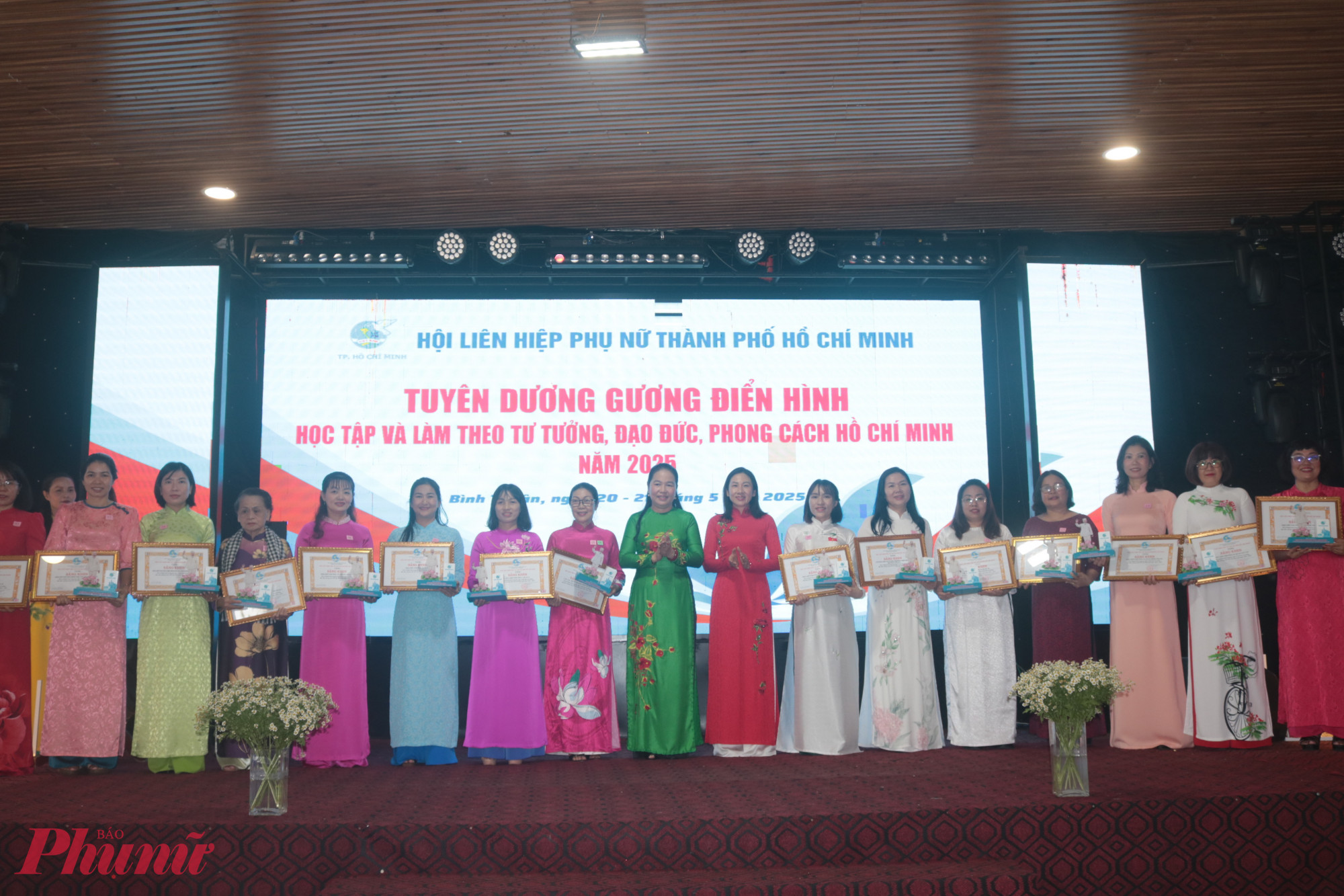Trong chiều 20/5, Hội LHPN TPHCM tặng bằng khen 26 tập thể, 26 cá nhân điển hình học tập và làm theo tư tưởng, đạo đức, phong cách Hồ Chí Minh giai đoạn 2024 – 2025. 