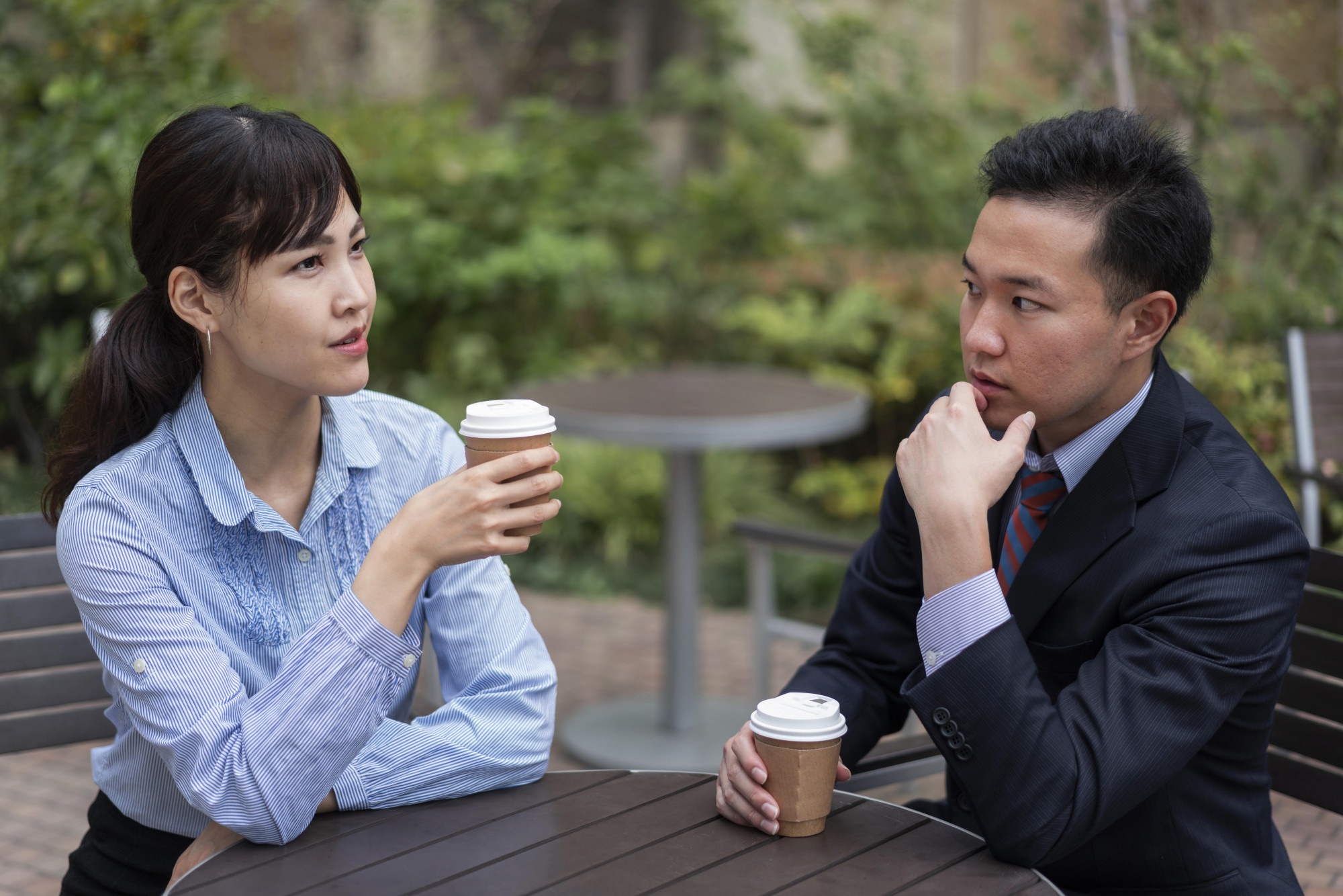 Chuyện riêng của tôi bị cô bạn thân ngồi lê đôi mách khắp cơ quan (ảnh Freepik)