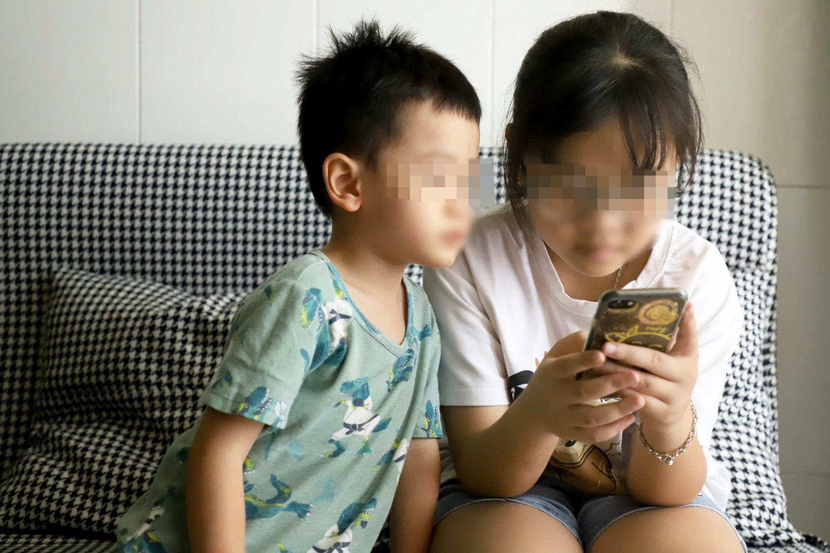 Việc để trẻ em tiếp xúc quá sớm và quá nhiều với điện thoại, mạng xã hội làm tăng nguy cơ trầm cảm ở trẻ