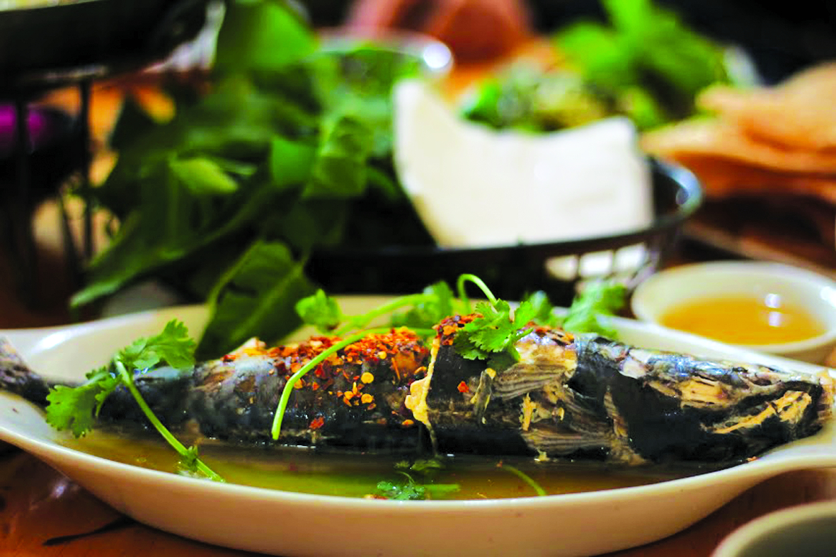 3. Gỏi cuốn & bánh ướt cuốn – Món ăn nhẹ, ăn mát Khi nắng Sài Gòn chạm đỉnh, người ta hay thèm những món ăn không dầu mỡ, dễ tiêu, mà vẫn đủ vị. Gỏi cuốn tôm thịt, bánh ướt cuốn thịt nướng hay cuốn chaXóa bảngy với rau củ – tất cả đều gói ghém sự tươi mát trong từng cuốn nhỏ. Rau sống xanh non, bún mềm, thịt luộc hoặc nướng thơm phức, chấm cùng mắm nêm hoặc nước mắm chua ngọt – ăn nhẹ tênh mà no bụng. Không chỉ ngon, các món cuốn còn giúp thanh lọc cơ thể nhờ lượng rau xanh dồi dào. Từ tiệm Gỏi Cuốn 161 ở Phan Đăng Lưu đến quán Chị Út ở Bùi Viện, hay bánh ướt cuốn thịt nướng Bà Sửu – mỗi chỗ đều có “chiêu riêng” để níu chân thực khách. Bánh ướt Anh Phong, Nguyễn Cư Trinh, Quận 1. Giá chỉ từ 7.000 – 15.000 đồng/cuốn. Gọn nhẹ, tươi mát, món cuốn luôn là lựa chọn “mát ruột mát lòng” trong mùa nắng.