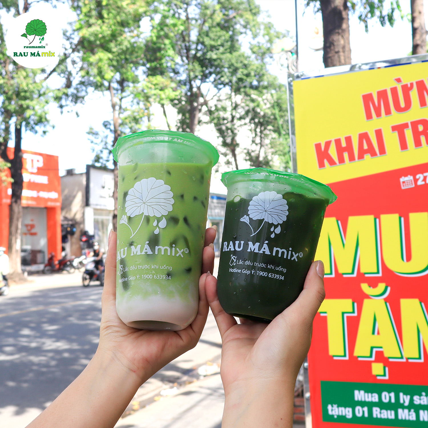 2. Rau má mix – Xanh mát từ trong ra ngoài Một ly rau má đậu xanh hay rau má collagen giờ đây chẳng còn là món dân dã nữa – mà là thức uống “thời thượng” của những ai yêu làn da mướt mát và lối sống khỏe mạnh. Rau má vốn nổi tiếng với công dụng thanh nhiệt, mát gan, giải độc, nay được mix cùng sữa, hạt chia, đậu xanh, thạch dừa để thêm phần hấp dẫn. Chất xơ và vitamin trong rau má giúp ổn định tiêu hóa, làm dịu mụn do nóng trong, lại mát lành đến từng tế bào. Ở Sài Gòn, bạn dễ dàng tìm thấy các thương hiệu như Rau Má Bà Già, Tiệm Nước Mát hay các quán như Katinat, Phúc Long đều có phiên bản rau má hiện đại. Giá dao động từ 25.000 – 55.000 đồng. Giữa những ngày nắng chang chang, một ly rau má mix xanh rì chính là “cơn gió mát” bạn có thể cầm trong tay.