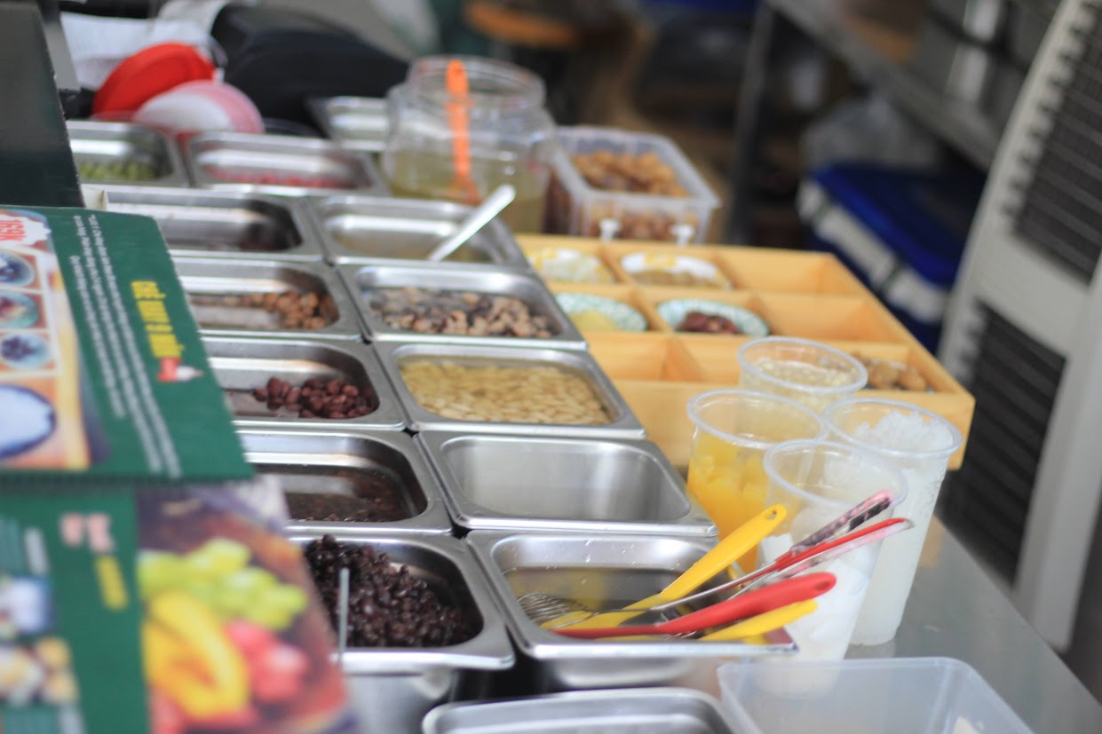 1. Chè truyền thống – Ngọt lành dịu mát Không gì “cứu nguy” hiệu quả bằng một ly chè bưởi mát lạnh, hay chén sâm bổ lượng thơm mùi táo tàu, nhãn nhục. Các món chè truyền thống như chè đậu xanh phổ tai, chè hạt sen long nhãn không chỉ ngọt thanh mà còn giúp bổ sung nước, thanh lọc cơ thể, hỗ trợ giải nhiệt và cải thiện giấc ngủ. Đặc biệt, hạt sen và phổ tai chứa nhiều chất xơ, giúp mát gan, lợi tiểu. Địa chỉ gợi ý: Chè Kỳ Đồng (KD 16, Q.3); Chè Mười Sáu (Nguyễn Thiện Thuật, Q.3); Chè Bà Ba (Nguyễn Trãi, Q.5)Giá: từ 15.000 – 35.000 đồng/phần.