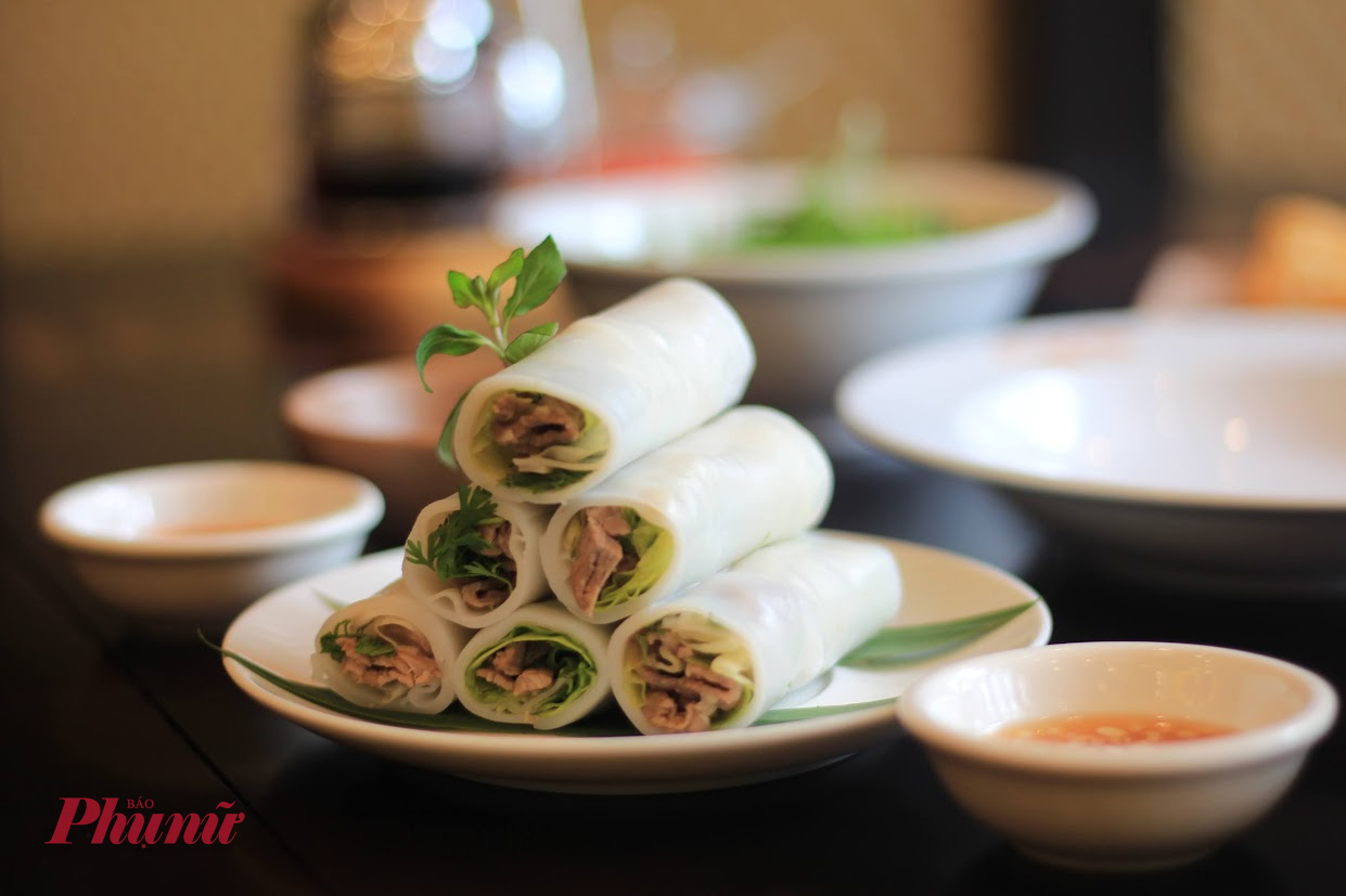 3. Gỏi cuốn & bánh ướt cuốn – Món ăn nhẹ, ăn mát Khi nắng Sài Gòn chạm đỉnh, người ta hay thèm những món ăn không dầu mỡ, dễ tiêu, mà vẫn đủ vị. Gỏi cuốn tôm thịt, bánh ướt cuốn thịt nướng hay cuốn chay với rau củ – tất cả đều gói ghém sự tươi mát trong từng cuốn nhỏ. Rau sống xanh non, bún mềm, thịt luộc hoặc nướng thơm phức, chấm cùng mắm nêm hoặc nước mắm chua ngọt – ăn nhẹ tênh mà no bụng. Không chỉ ngon, các món cuốn còn giúp thanh lọc cơ thể nhờ lượng rau xanh dồi dào. Từ tiệm Gỏi Cuốn 161 ở Phan Đăng Lưu đến quán Chị Út ở Bùi Viện, hay bánh ướt cuốn thịt nướng Bà Sửu – mỗi chỗ đều có “chiêu riêng” để níu chân thực khách. Giá chỉ từ 7.000 – 15.000 đồng/cuốn. Gọn nhẹ, tươi mát, món cuốn luôn là lựa chọn “mát ruột mát lòng” trong mùa nắng.