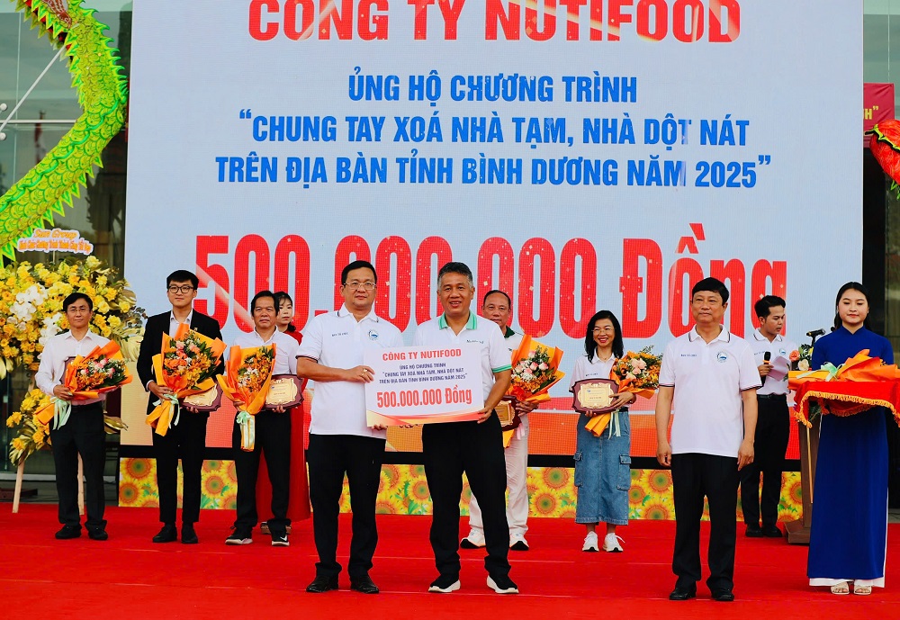 Ông Trần Thanh Sơn - Giám đốc Nhà máy Bình Dương đại diện Nutifood trao bảng tượng trưng cho ông Võ Văn Minh - Chủ tịch tỉnh Bình Dương - Ảnh: Nutifood