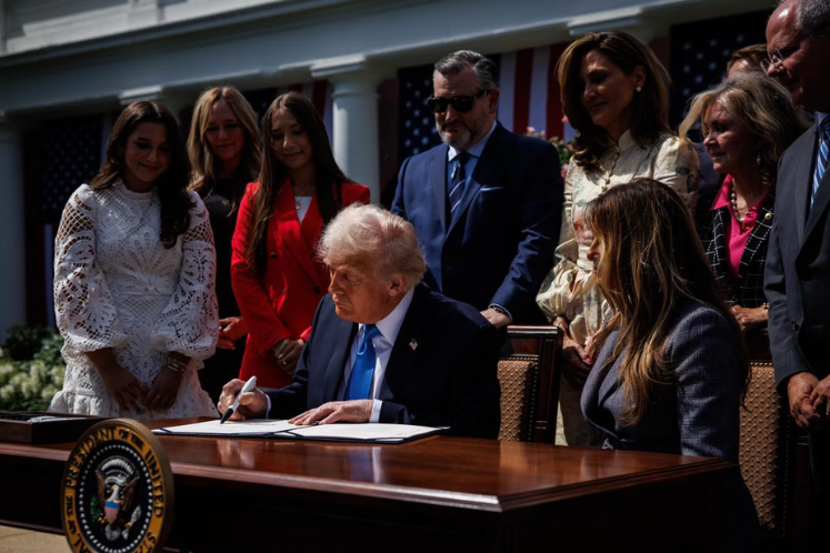 Tổng thống Mỹ Donald Trump ký Đạo luật Take It Down, cùng với Đệ nhất phu nhân Melania Trump (phải) tại một buổi lễ ở Vườn Hồng vào ngày 19 tháng 5. ẢNH: EPA-EFE