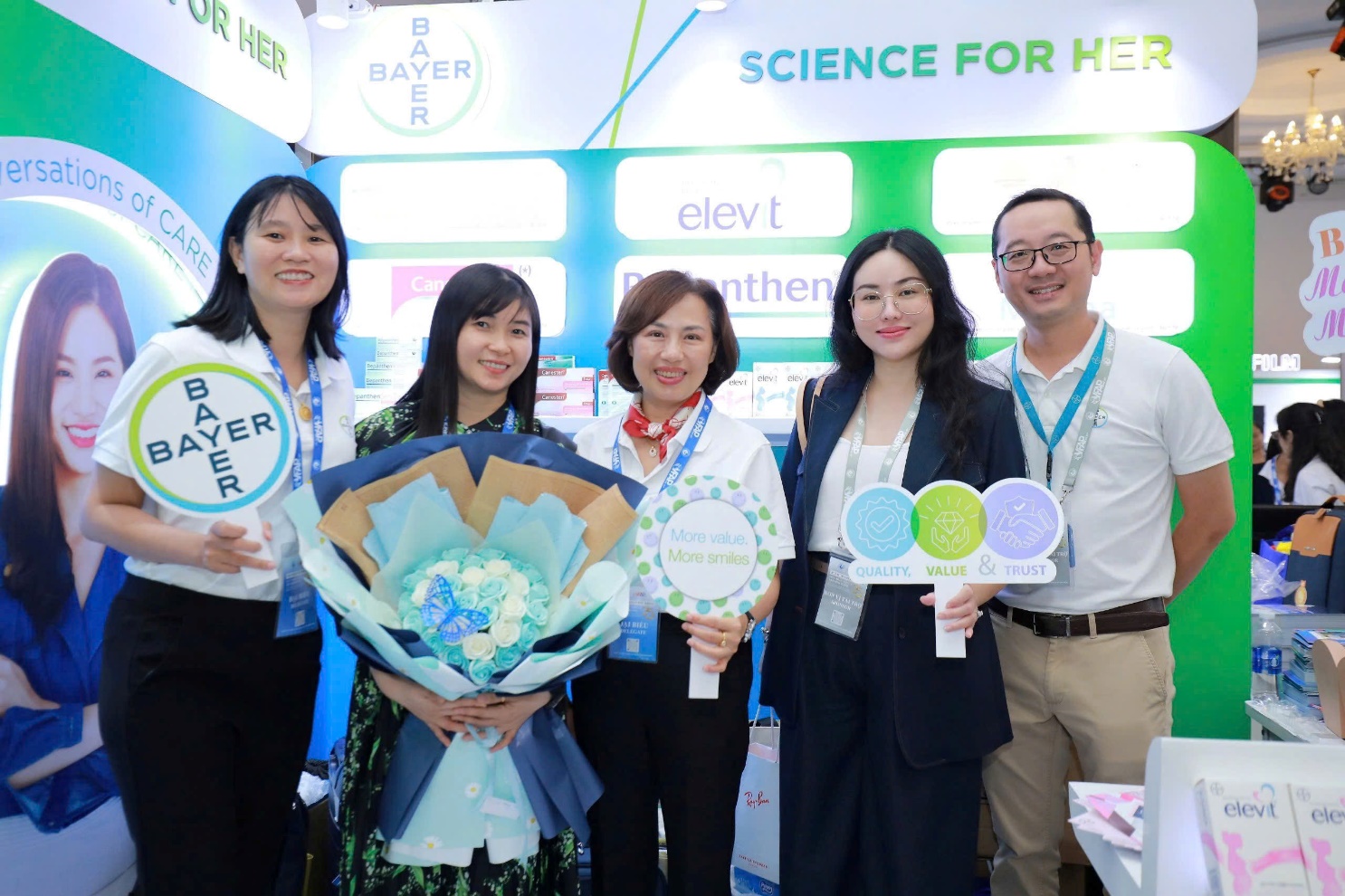 Bà Trần Thị Lan Hương - Giám đốc Y khoa, Nhánh Dược phẩm của Bayer Việt Nam (giữa) tại khu vực trưng bày chủ đề “Science for Her” của Bayer - Ảnh: Linh Tâm
