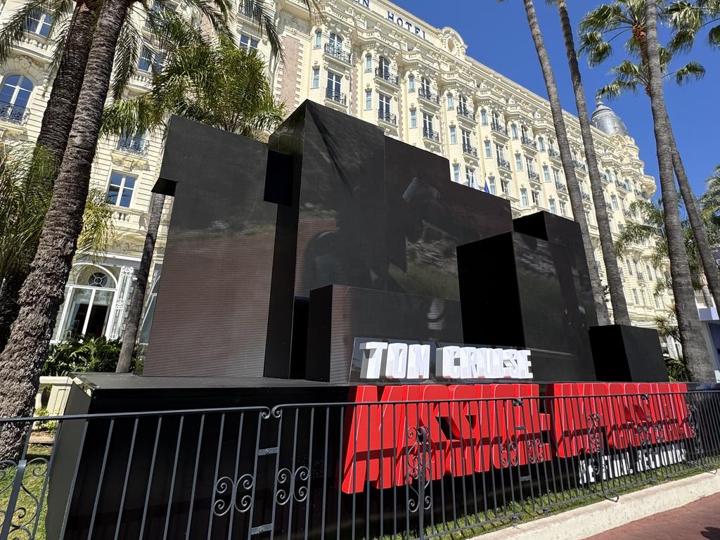 Màn hình lớn đặt trước khách sạn chiếu những cảnh trong phim mới của Tom Cruise tại LHP Cannes 2025