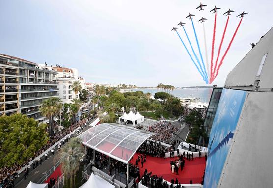 Màn biểu diễn máy bay ở buổi ra mắt phim Top Gun: Maverick tại LHP Cannes