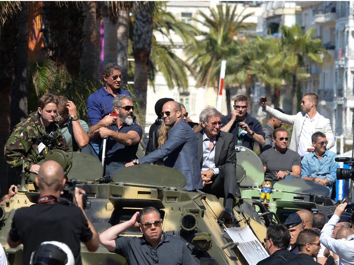 3 chei61c xe tăng bọc thép chở các diễn viên phim The Expendable 3 đến buổi ra mắt phim ở LHP Cannes 