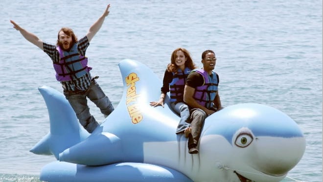 Will Smith, Angelina Jolie và Jack Black cưỡi một con cá heo bơm hơi khổng lồ vào bến cảng Cannes năm 2004 
