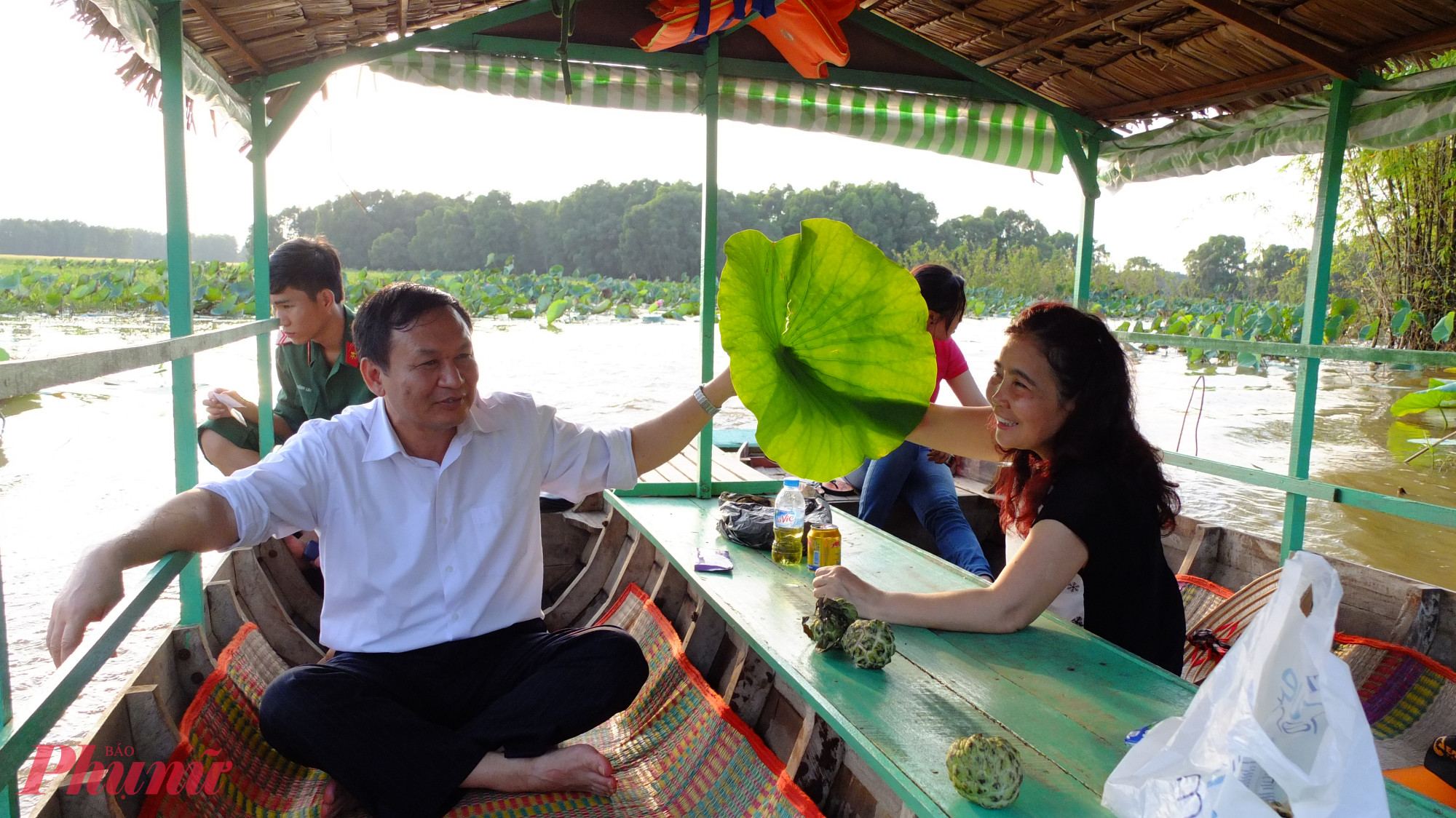 Tràm Chim níu bước người về Du khách tận hưởng thiên nhiên trong trẻo