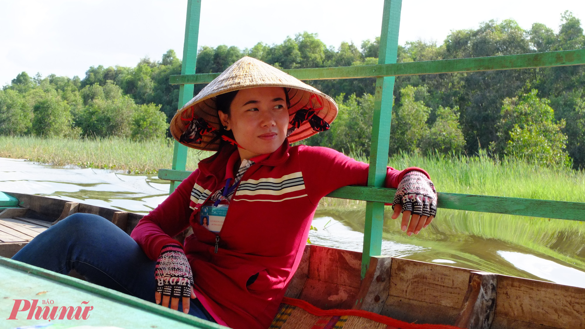 Tràm Chim níu bước người về Chị hướng dẫn viên thơ thới giữa lòng Tràm Chim