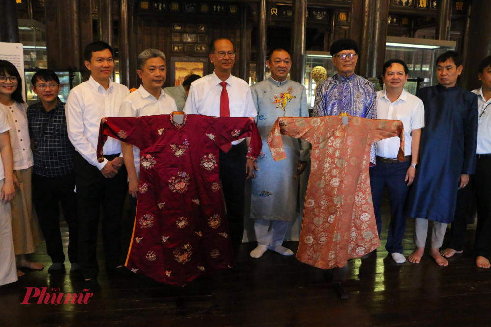 Theo lời kể của bà Công Tôn Nữ Kim Chi: “ Vào nhữngnăm 1960, Đức Bà Từ Cung (Thân mẫu của vua Bảo Đại) đã trao tặng hai chiếc áo của bà cho một người chị nuôi của tôi – một phụ nữ người Việt gốc Pháp, làm kỷ niệm. Năm 1963, người chị nuôi này trở về Pháp và mang theo hai chiếc áo. Năm 1995, bà đã trao lại hai hiện vật trên cho tôi, khi đó tôi đang sống tại Hoa Kỳ