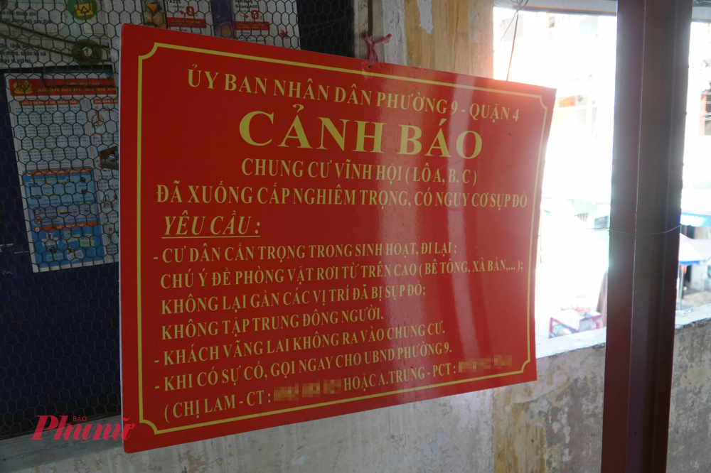 Bảng cảnh báo chung cư xuống cấp được cơ quan chức năng gắn tại rất nhiều vị trí - Ảnh: Vũ Quyền