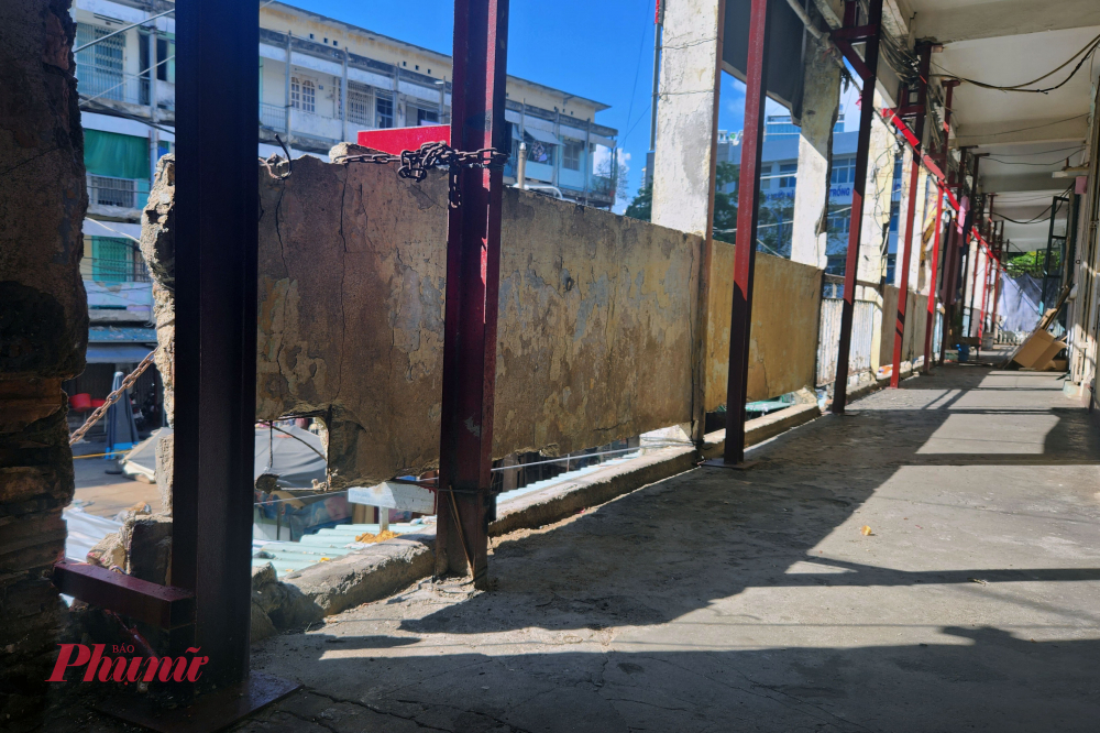 Do xuống cấp, nhiều cột ở hành lang đã phải gia cố bằng cách lắp thêm các thanh kim loại - Ảnh: Vũ Quyền