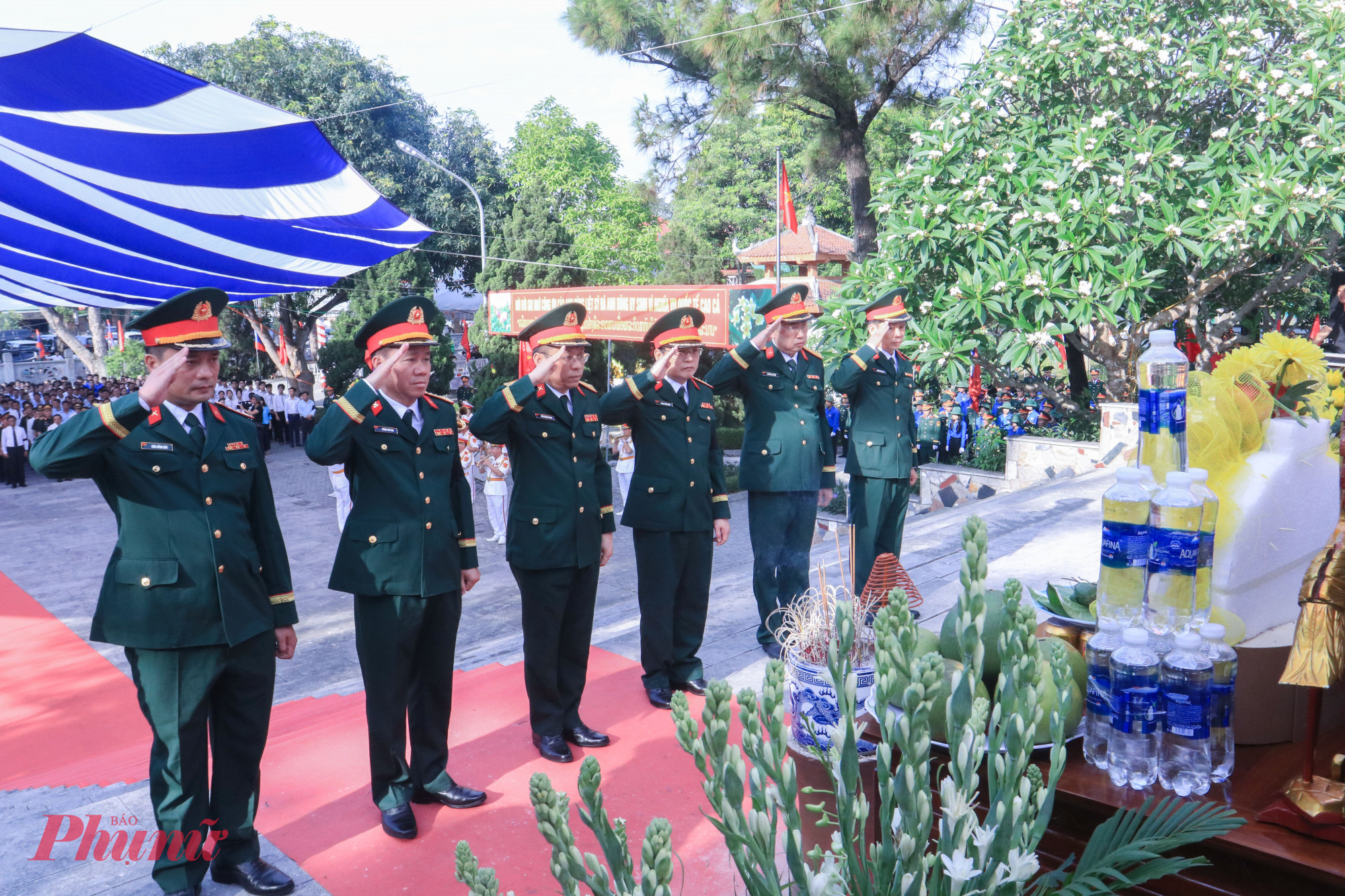 Trong không khí trang nghiêm, các đại biểu cùng người dân kính cẩn nghiêng mình dâng lên hương hồn các Anh hùng liệt sĩ những bông hoa tươi thắm, thắp nén hương thơm để thể hiện lòng biết ơn vô hạn.