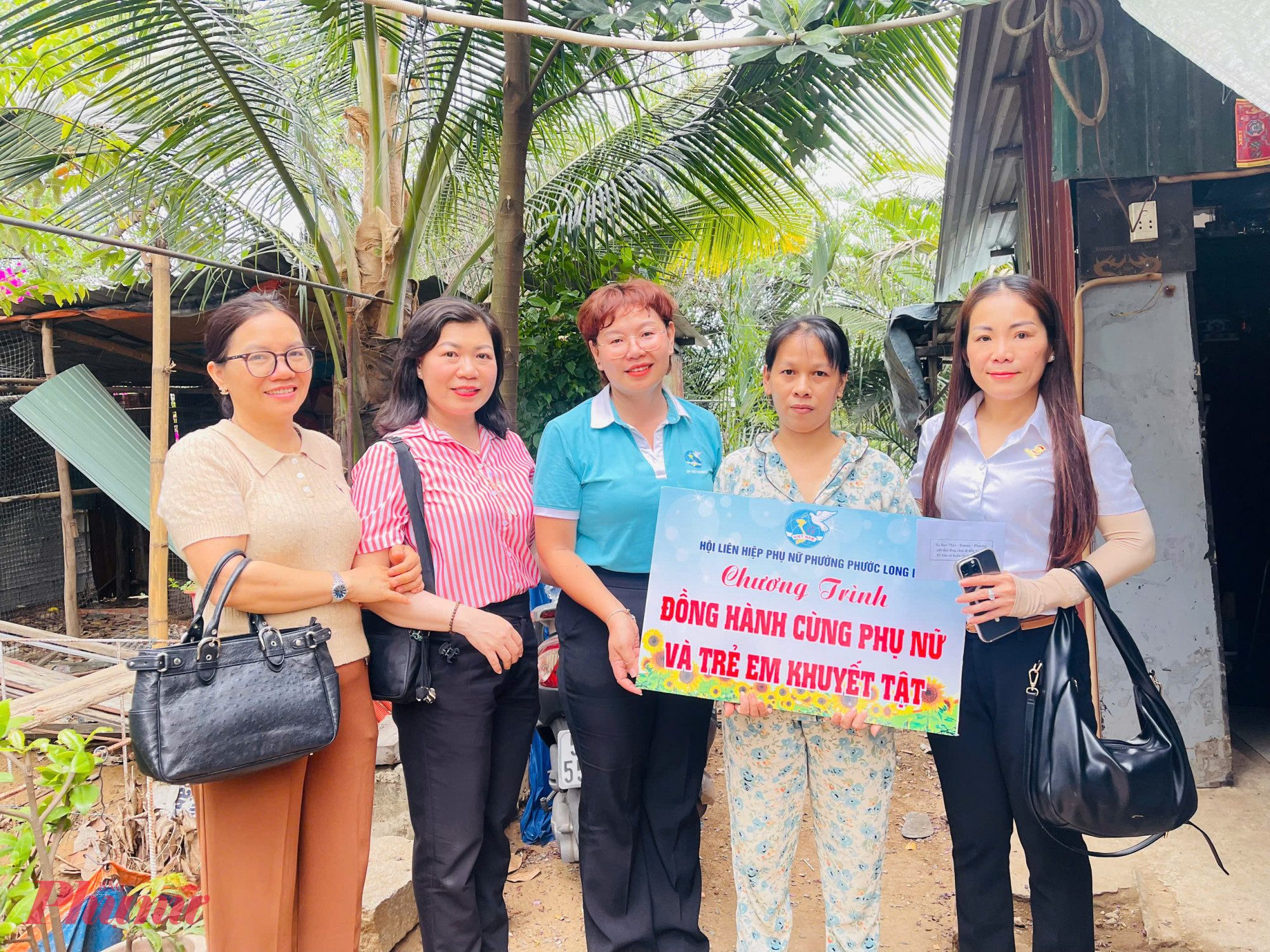 Hội LHPN phường Phước Long B, TP Thủ Đức thực hiện mô hình “Đồng hành cùng phụ nữ và trẻ em khuyết tật” thông qua việc tặng thực phẩm, tiền, bảo hiểm y tế cho những hoàn cảnh khó khăn. 
