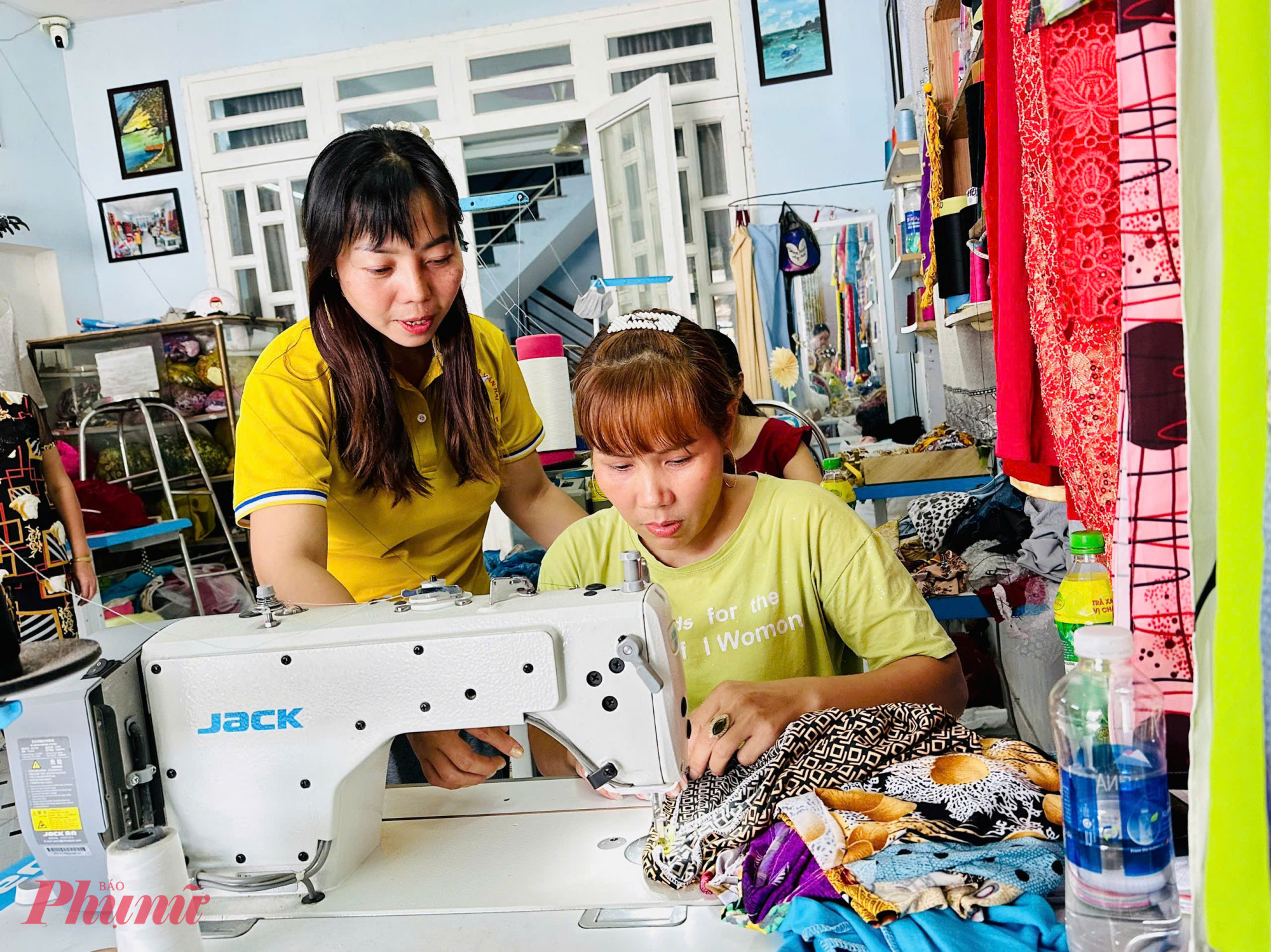 Chị Lại Thị Quỳ (bìa trái) dạy nghề may cho chị em ở xã Phạm Văn Hai.