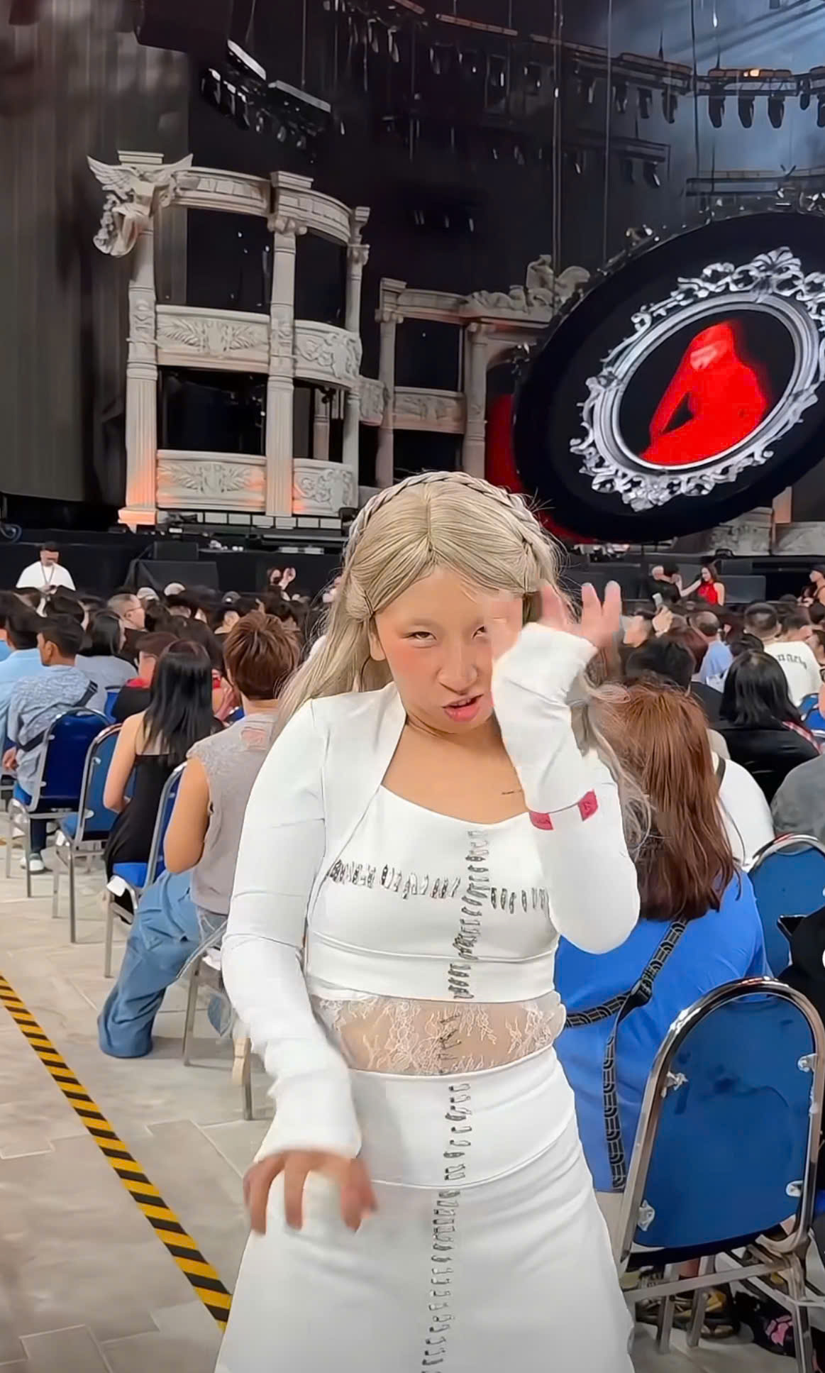 Diễn viên Trang Hý lấy cảm hứng từ hình ảnh của Lady Gaga để tạo nên vẻ ngoài cá tính, ấn tượng khi tham dự show diễn. Cô còn hài hước mô tả lại một số động tác vũ đạo của nữ ca sĩ danh tiếng.