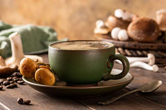 Cà phê nấm  Cà phê nấm đang trở thành món thức uống buổi sáng gây sốt, với sự kết hợp từ các loại nấm được cho là mang lại nhiều lợi ích dinh dưỡng.  Cà phê nấm thường kết hợp cà phê truyền thống với chiết xuất các loại nấm như hầu thủ (lion’s mane), chaga, linh chi (reishi) và cordyceps. Cà phê nấm được cho là có tác dụng giúp hỗ trợ nhận thức và cung cấp năng lượng ổn định mà không gây cảm giác hồi hộp do caffeine.  Lưu ý: Một số loại cà phê nấm vẫn chứa cà phê thật, vì vậy hãy kiểm tra thành phần kỹ lưỡng trước khi mua nếu bạn đang cố tránh cà phê. Ngoài ra, hãy lưu ý đến lượng đường hoặc các thành phần pha trộn khác có thể làm giảm giá trị dinh dưỡng.uclahealth