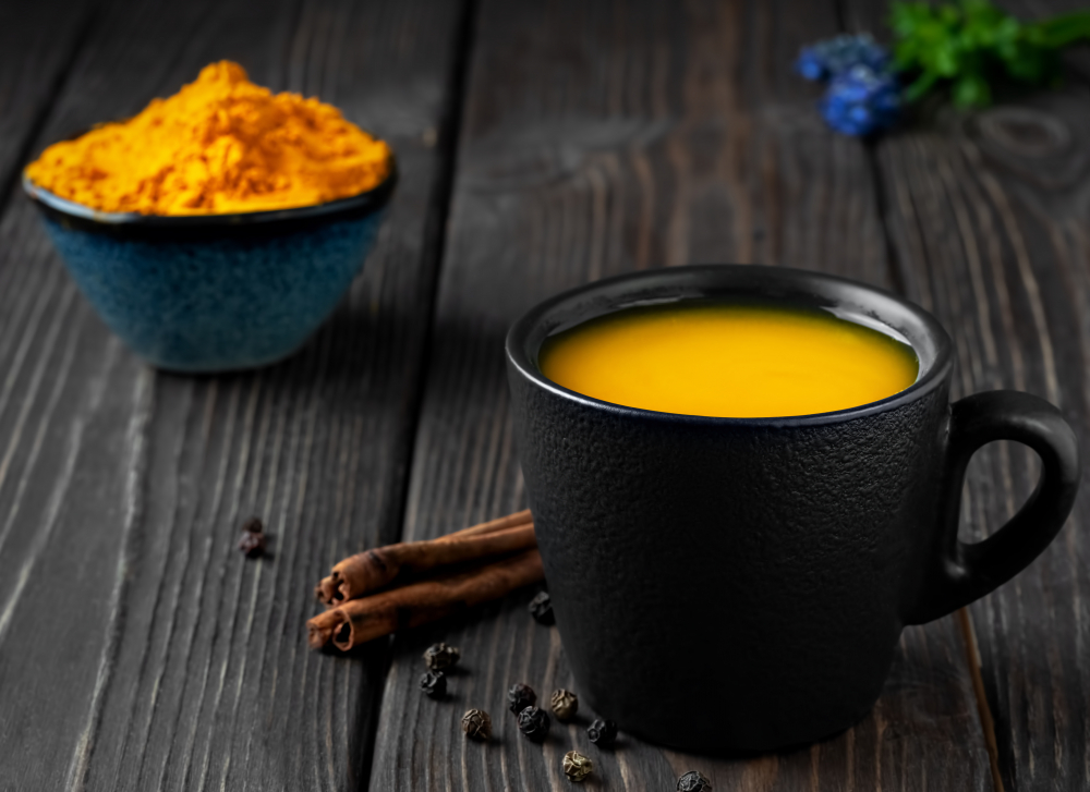 Sữa nghệ - Sữa nghệ là thức uống phổ biến nhờ các lợi ích chống viêm và tăng cường miễn dịch. Sữa nghệ với nghệ và tiêu đen có đặc tính chống viêm, có thể giúp những người gặp vấn đề mệt mỏi cảm thấy tỉnh táo hơn.